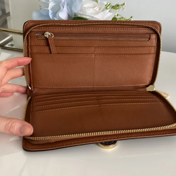 Michael Kors Wallet - Picture 6 of 9